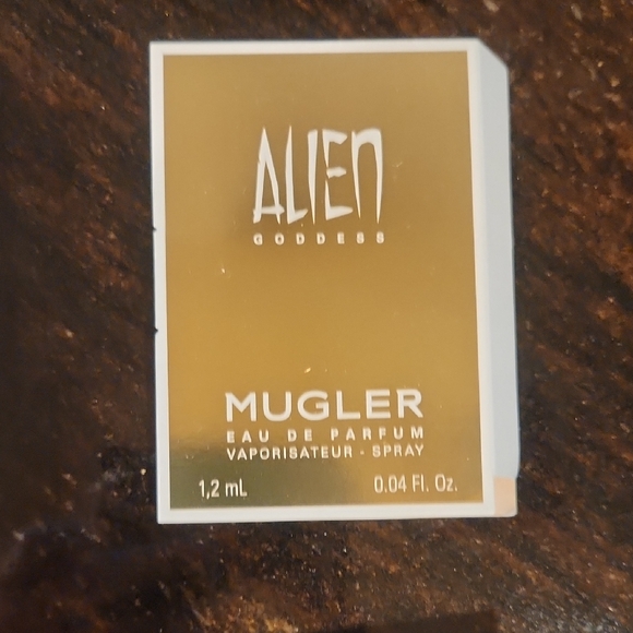 Designer Perfume Sample Set - Picture 3 of 8